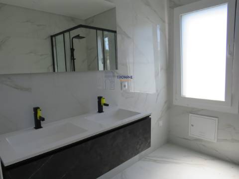  Moradia Moderna V4 com Garagem Box nos Parceiros