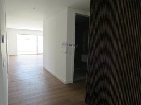  Moradia Moderna V4 com Garagem Box nos Parceiros