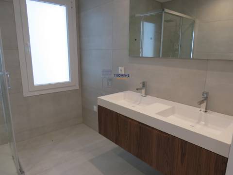  Moradia Moderna V4 com Garagem Box nos Parceiros