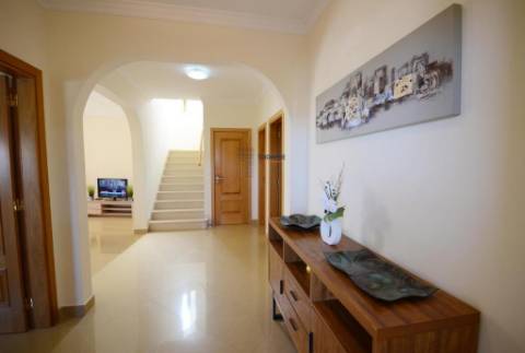 Moradia T4 com Piscina, Licença AL Ativa, Portimão