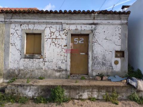 Moradia T2 em renovação total em São Miguel do rio Torto, Abrantes	