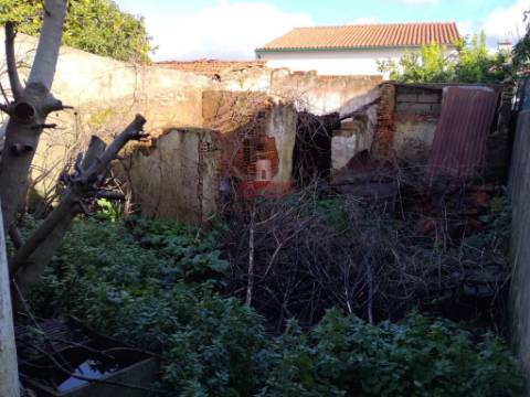 Moradia T2 em renovação total em São Miguel do rio Torto, Abrantes	