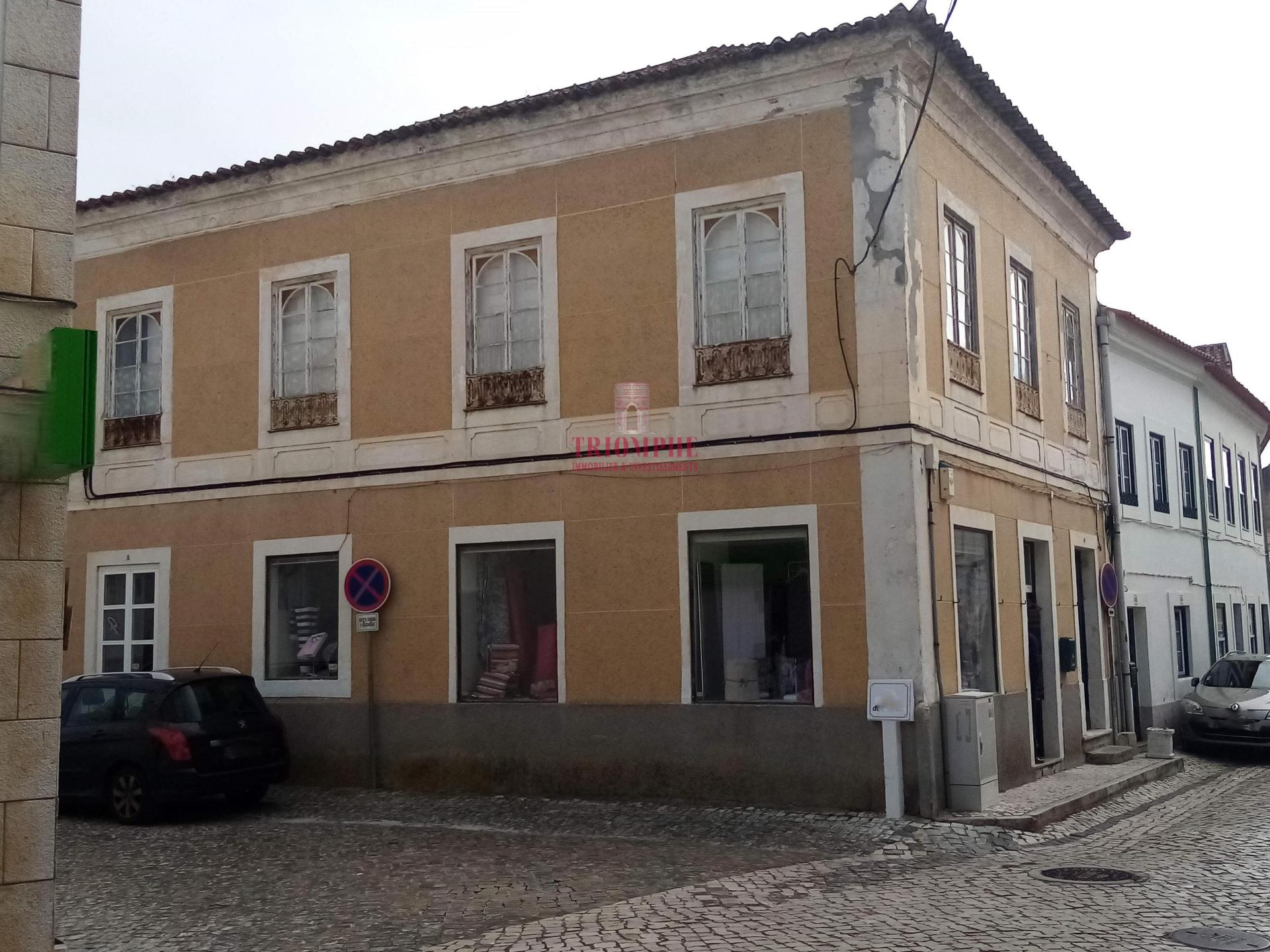 Prédio no centro histórico de São Martinho do Porto, para Reabilitação