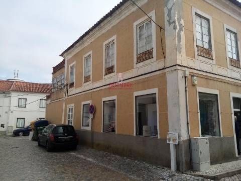 Prédio no centro histórico de São Martinho do Porto, para Reabilitação