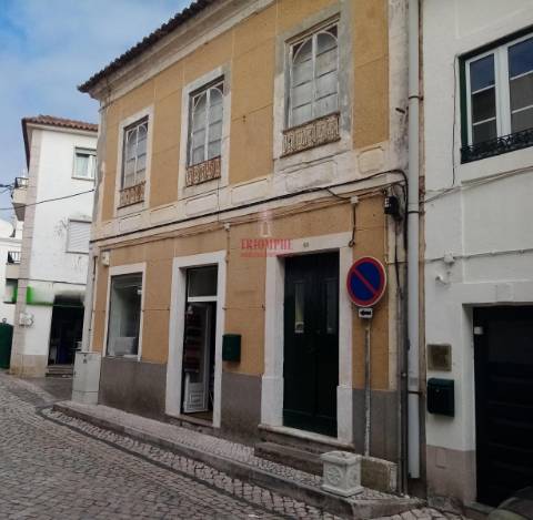 Prédio no centro histórico de São Martinho do Porto, para Reabilitação