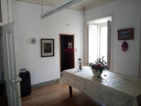 Prédio no centro histórico de São Martinho do Porto, para Reabilitação