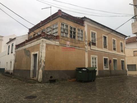 Prédio no centro histórico de São Martinho do Porto, para Reabilitação