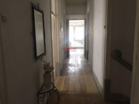 Prédio no centro histórico de São Martinho do Porto, para Reabilitação