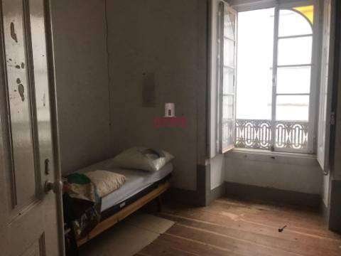 Prédio no centro histórico de São Martinho do Porto, para Reabilitação