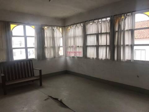 Prédio no centro histórico de São Martinho do Porto, para Reabilitação
