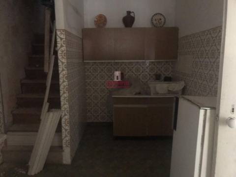 Prédio no centro histórico de São Martinho do Porto, para Reabilitação