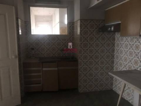 Prédio no centro histórico de São Martinho do Porto, para Reabilitação