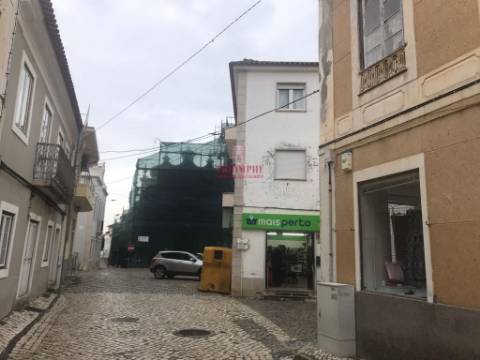 Prédio no centro histórico de São Martinho do Porto, para Reabilitação