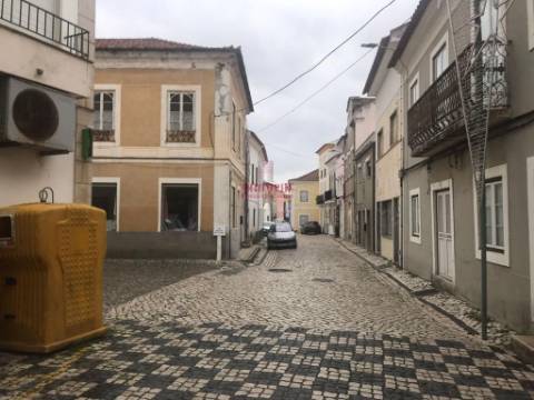 Prédio no centro histórico de São Martinho do Porto, para Reabilitação