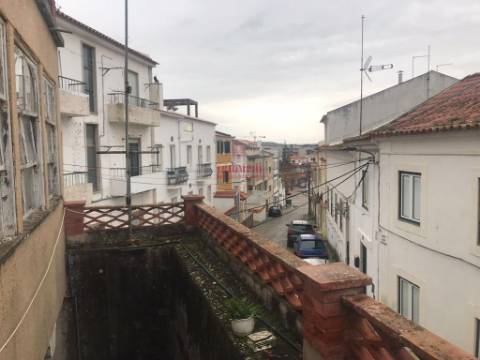 Prédio no centro histórico de São Martinho do Porto, para Reabilitação