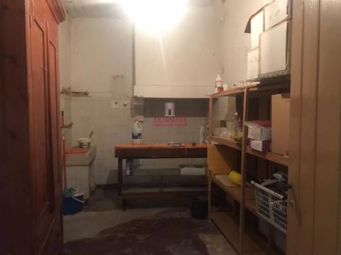 Prédio no centro histórico de São Martinho do Porto, para Reabilitação