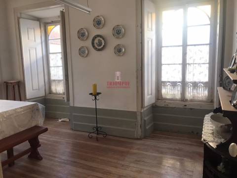 Prédio no centro histórico de São Martinho do Porto, para Reabilitação