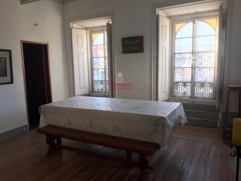 Prédio no centro histórico de São Martinho do Porto, para Reabilitação