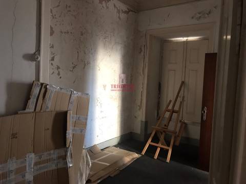 Prédio no centro histórico de São Martinho do Porto, para Reabilitação