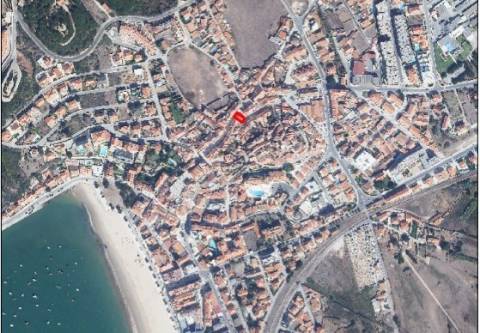 Prédio no centro histórico de São Martinho do Porto, para Reabilitação