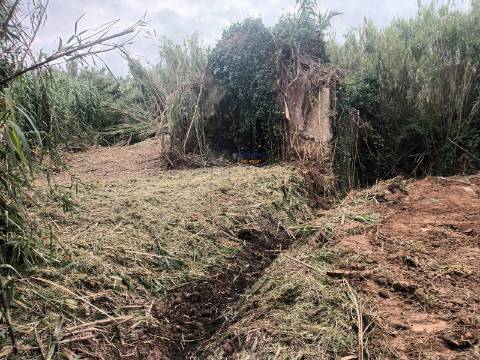 Terreno de 3463m2 com Ruina uma antiga Azenha em   Alfeizerão