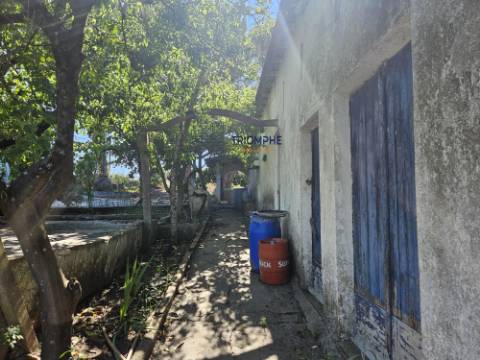 Quinta em terreno rústico, com parcela urbana