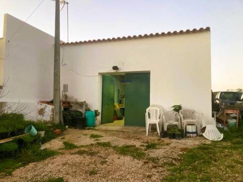 Terreno de 11.220m2 com 240m2 Urbano e Armazém, Arão, Portimão