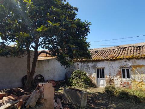 Moradia em ruina inserida num lote de 235m2 em  Vau Óbidos 