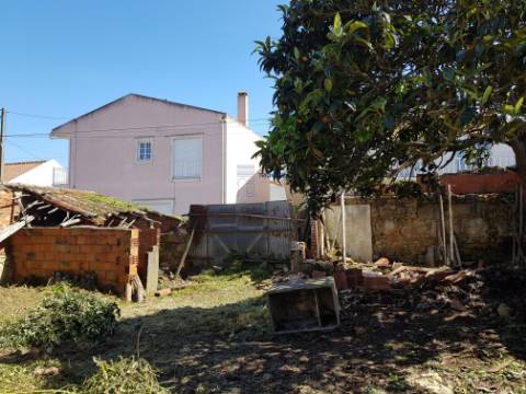 Moradia em ruina inserida num lote de 235m2 em  Vau Óbidos 