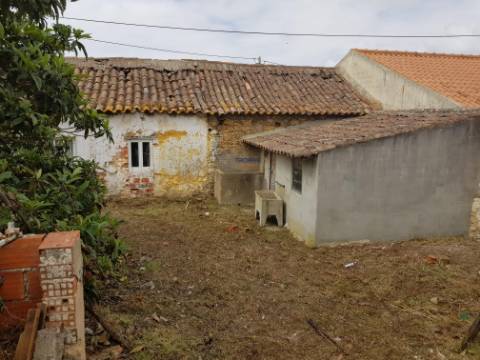 Moradia em ruina inserida num lote de 235m2 em  Vau Óbidos 