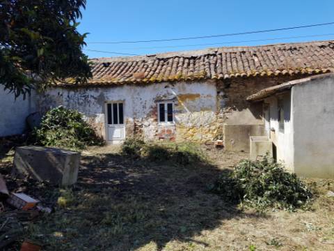 Moradia em ruina inserida num lote de 235m2 em  Vau Óbidos 