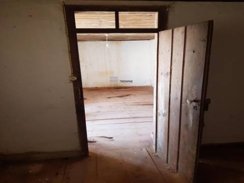 Moradia em ruina inserida num lote de 235m2 em  Vau Óbidos 