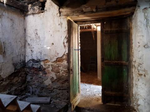 Moradia em ruina inserida num lote de 235m2 em  Vau Óbidos 