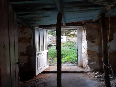 Moradia em ruina inserida num lote de 235m2 em  Vau Óbidos 