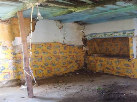 Moradia em ruina inserida num lote de 235m2 em  Vau Óbidos 