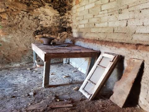 Moradia em ruina inserida num lote de 235m2 em  Vau Óbidos 