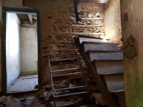 Moradia em ruina inserida num lote de 235m2 em  Vau Óbidos 