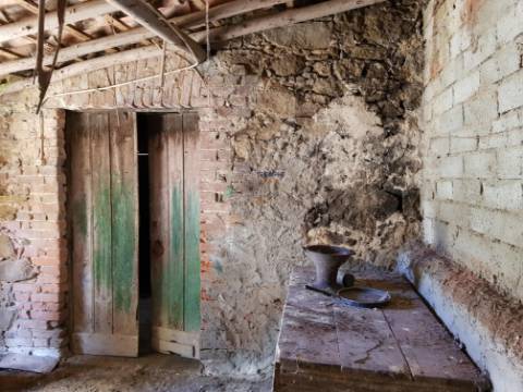 Moradia em ruina inserida num lote de 235m2 em  Vau Óbidos 