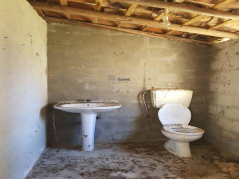 Moradia em ruina inserida num lote de 235m2 em  Vau Óbidos 