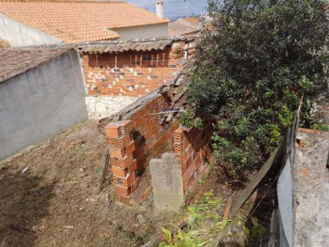 Moradia em ruina inserida num lote de 235m2 em  Vau Óbidos 