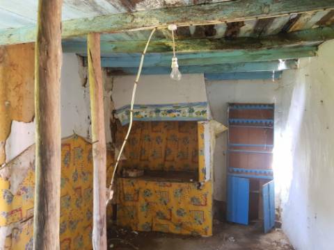 Moradia em ruina inserida num lote de 235m2 em  Vau Óbidos 