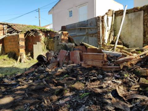 Moradia em ruina inserida num lote de 235m2 em  Vau Óbidos 