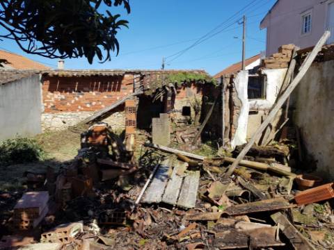 Moradia em ruina inserida num lote de 235m2 em  Vau Óbidos 