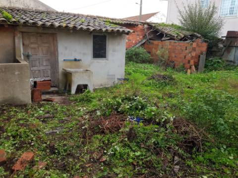 Moradia em ruina inserida num lote de 235m2 em  Vau Óbidos 