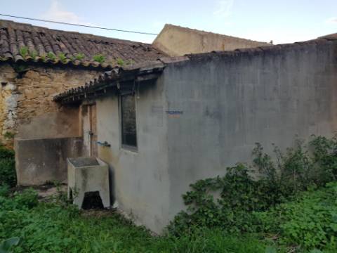 Moradia em ruina inserida num lote de 235m2 em  Vau Óbidos 