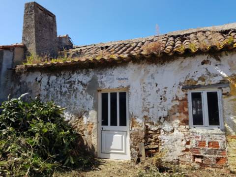 Moradia em ruina inserida num lote de 235m2 em  Vau Óbidos 