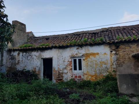 Moradia em ruina inserida num lote de 235m2 em  Vau Óbidos 