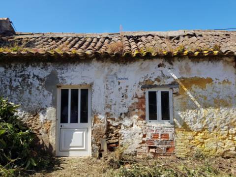 Moradia em ruina inserida num lote de 235m2 em  Vau Óbidos 