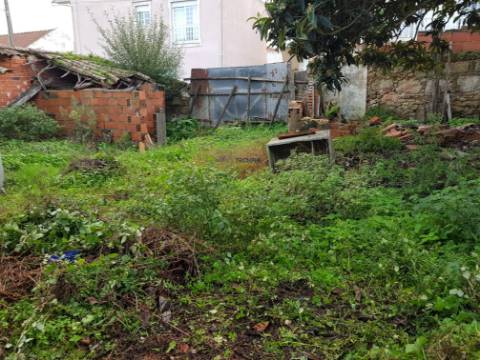 Moradia em ruina inserida num lote de 235m2 em  Vau Óbidos 