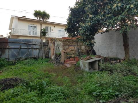 Moradia em ruina inserida num lote de 235m2 em  Vau Óbidos 